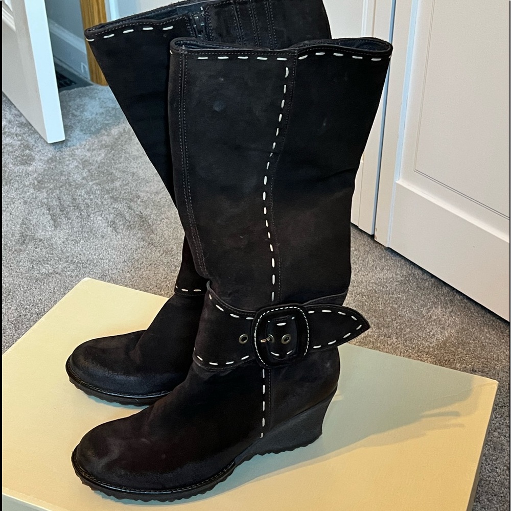 Brown Velour stitch boots.